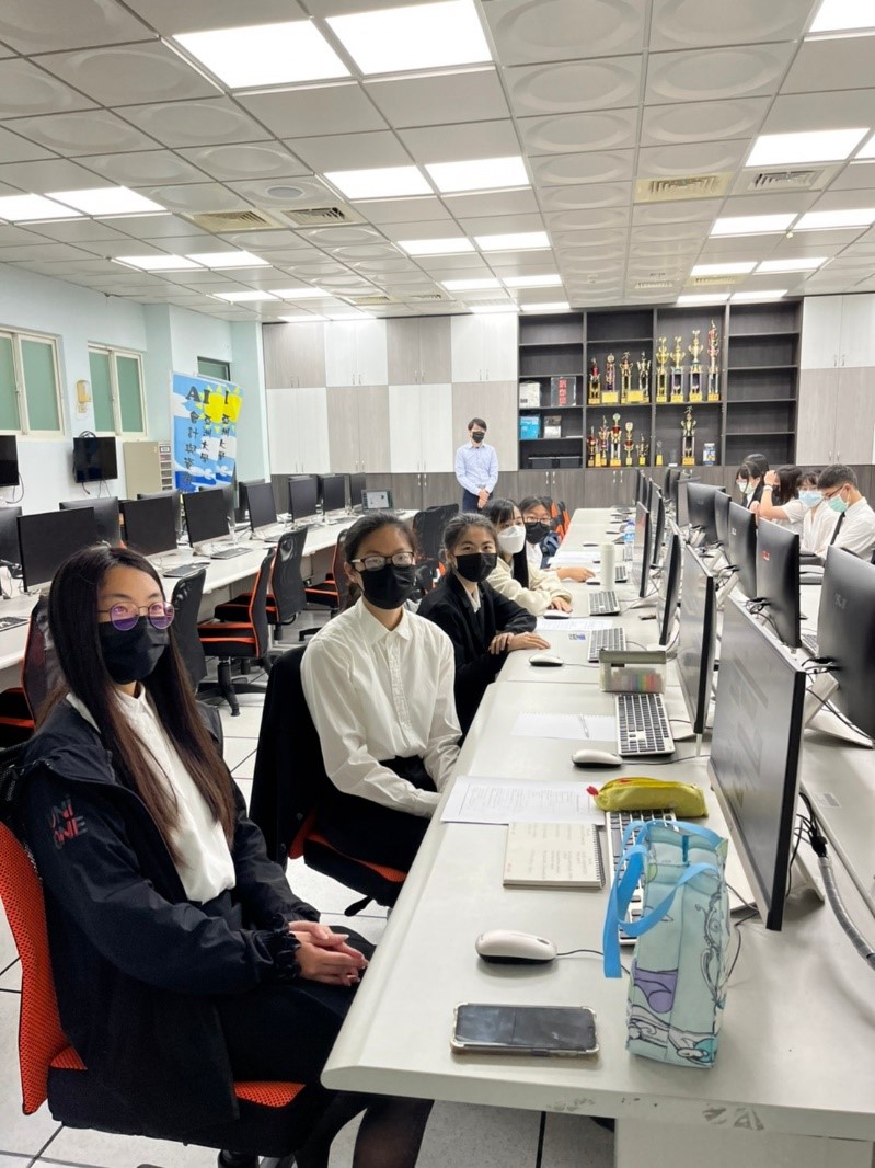 亞大會資系同學謝依玲(左起)、施睿溱、黃星詠、廖亭芳、蔡湘瑜組成「稽少成多」隊,獲「全國大專院校電腦稽核競賽」技術獎佳作