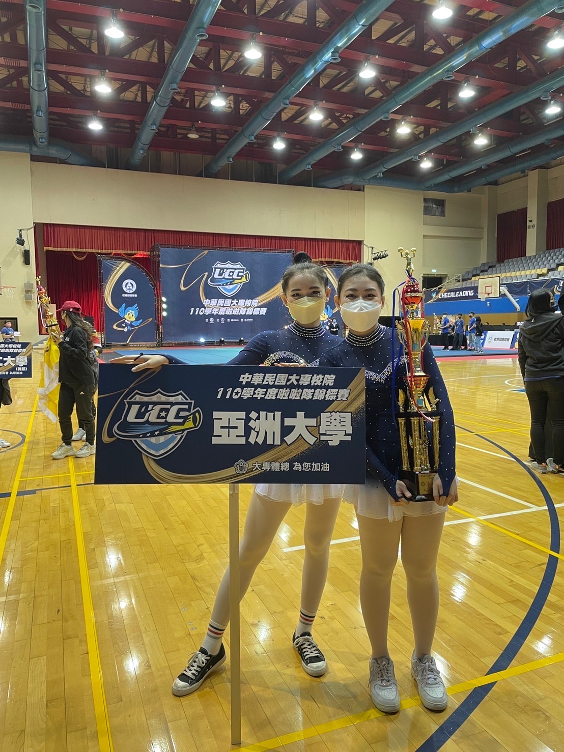 亞大競技啦啦隊彩球組組員洪翊菱(左)、張宸瑜同學,勇奪彩球雙人組金牌