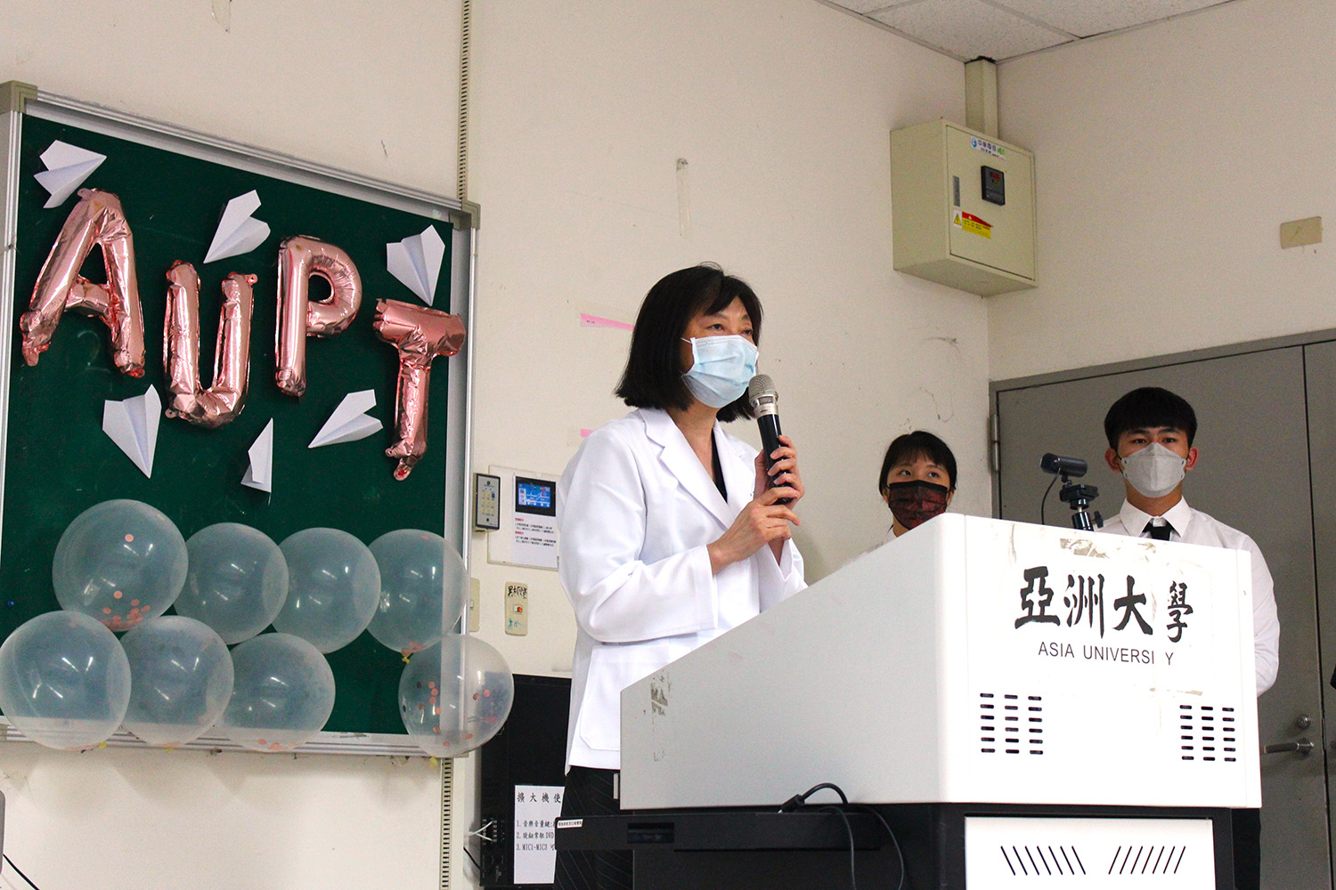 物治系主任歐秀中勉勵參加授袍典禮的同學,把所學專業技能,服務病人