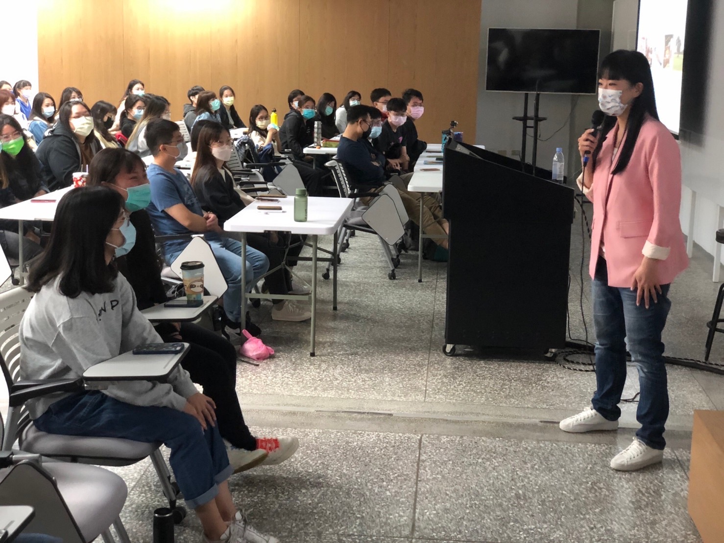 JINS台灣總經理邱明琪鼓勵在座同學「人生不設限」,激發學生思考未來在視光職場,如何挑戰自己