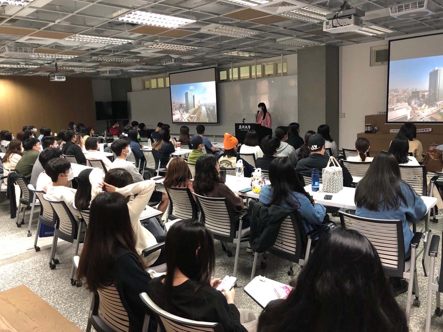 JINS台灣總經理邱明琪,以業界實戰角度與品牌行銷觀光,與視光系學生分享實務經驗