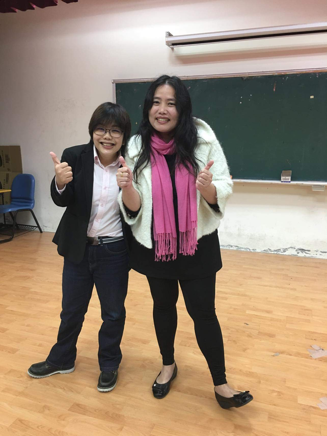 亞大外文系系友林家華(左)獲美國「傅爾布萊特」獎學金,目前在美國夏威夷大學攻讀博士學位