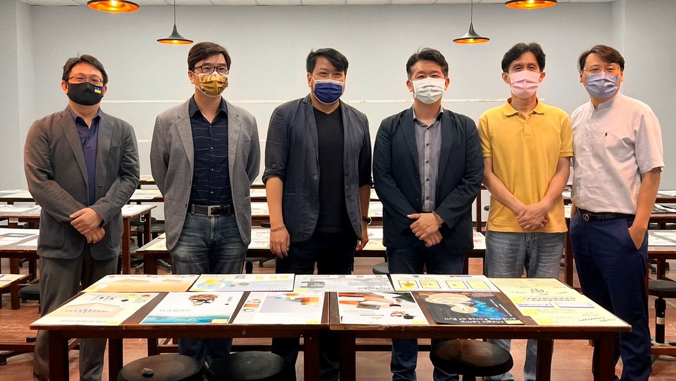 「2022中亞聯大U21智慧商品創意設計發明競賽」評審,亞大數媒系張庭彰教授(左起) 、中華民國人機系統智能整合學會理事長林昱呈、 台灣設計聯盟理事長楊佳璋、亞大發明中心主任林信宏、中華民國設計學會理事長衛萬里、台灣設計跨界交流協會理事長陳俊智