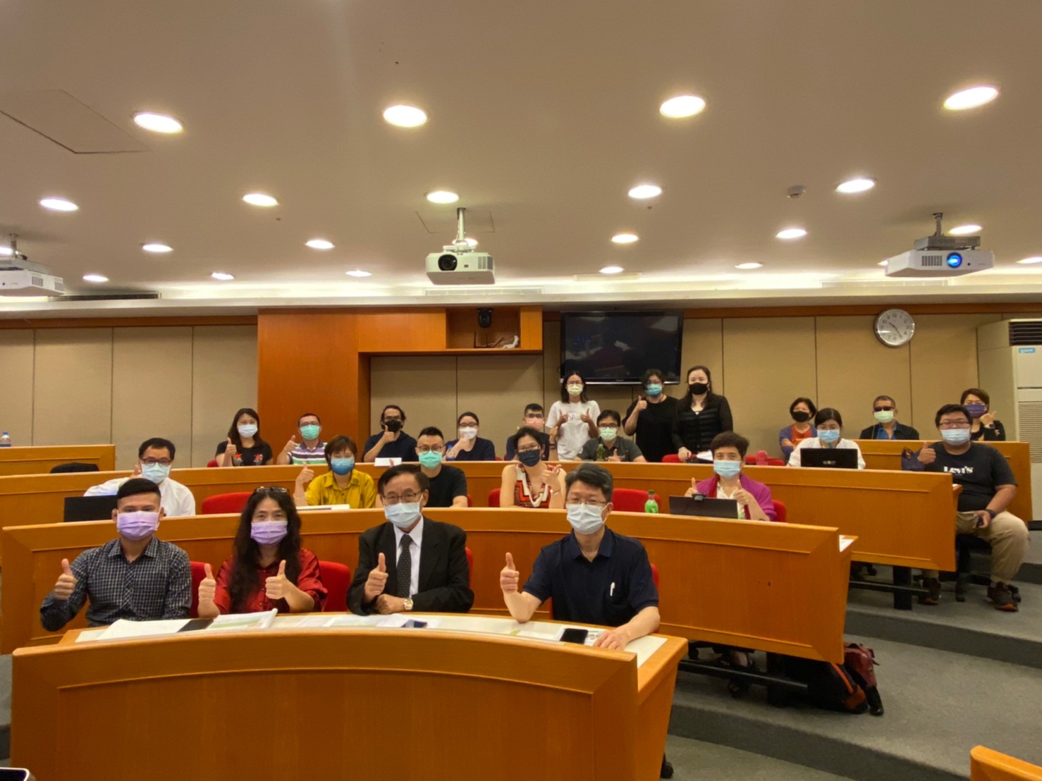 亞大主辦「新常態下之人文、教育與社會實踐」線上國際研討會,人社院院長陳英輝(前排右二)及參與實體會議教授及工作人員