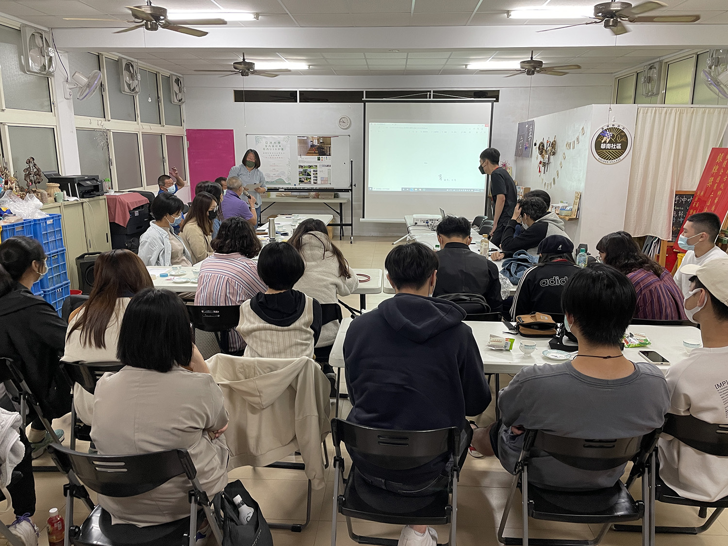 地主何先生(左前,拿麥克風者)對學生設計提案給意見
