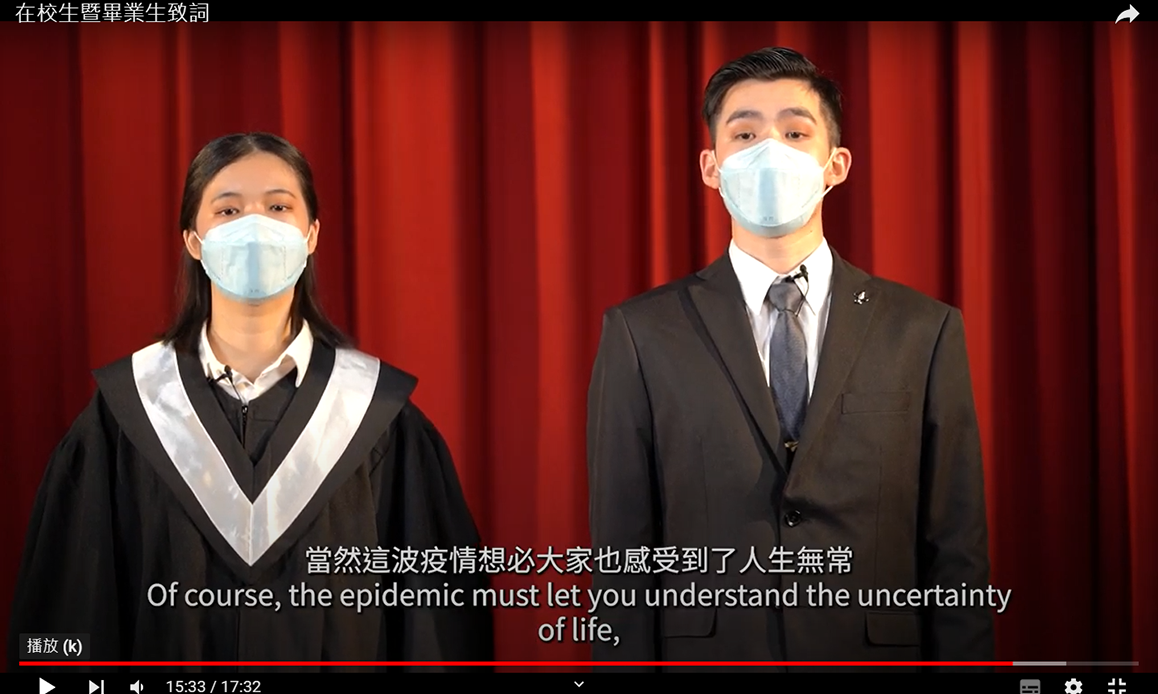 畢業生代表外文系張語彤(左)與在校生代表財法系胡祜笙,以相聲詼諧方式,說出畢業生的心情與在校生的祝福