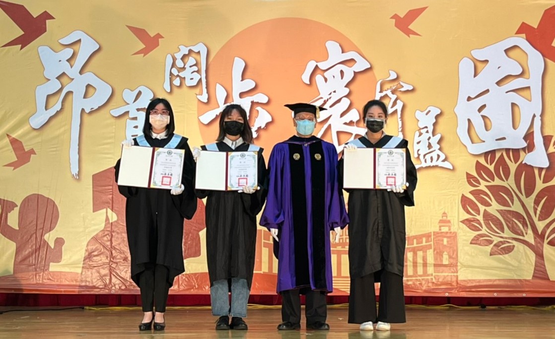 校長蔡進發頒發林增連創辦人獎,給幼教系林孟誼(左起)、時尚系張欣珮、聽語系關嘉萾同學等3人
