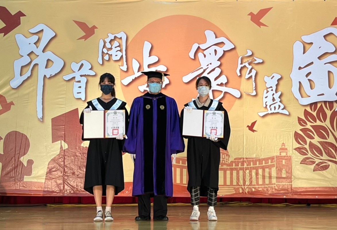 校長蔡進發頒發蔡創辦人獎,給時尚系邵啟月(左)、醫技系林鈺婕同學(右)