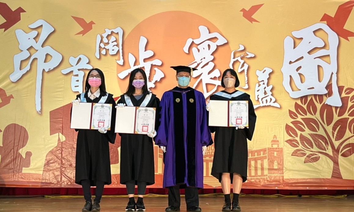 校長蔡進發頒發校長獎,給室設系孫如昀(左起)、資工系張倖瑜、醫技系林千琪同學等3人