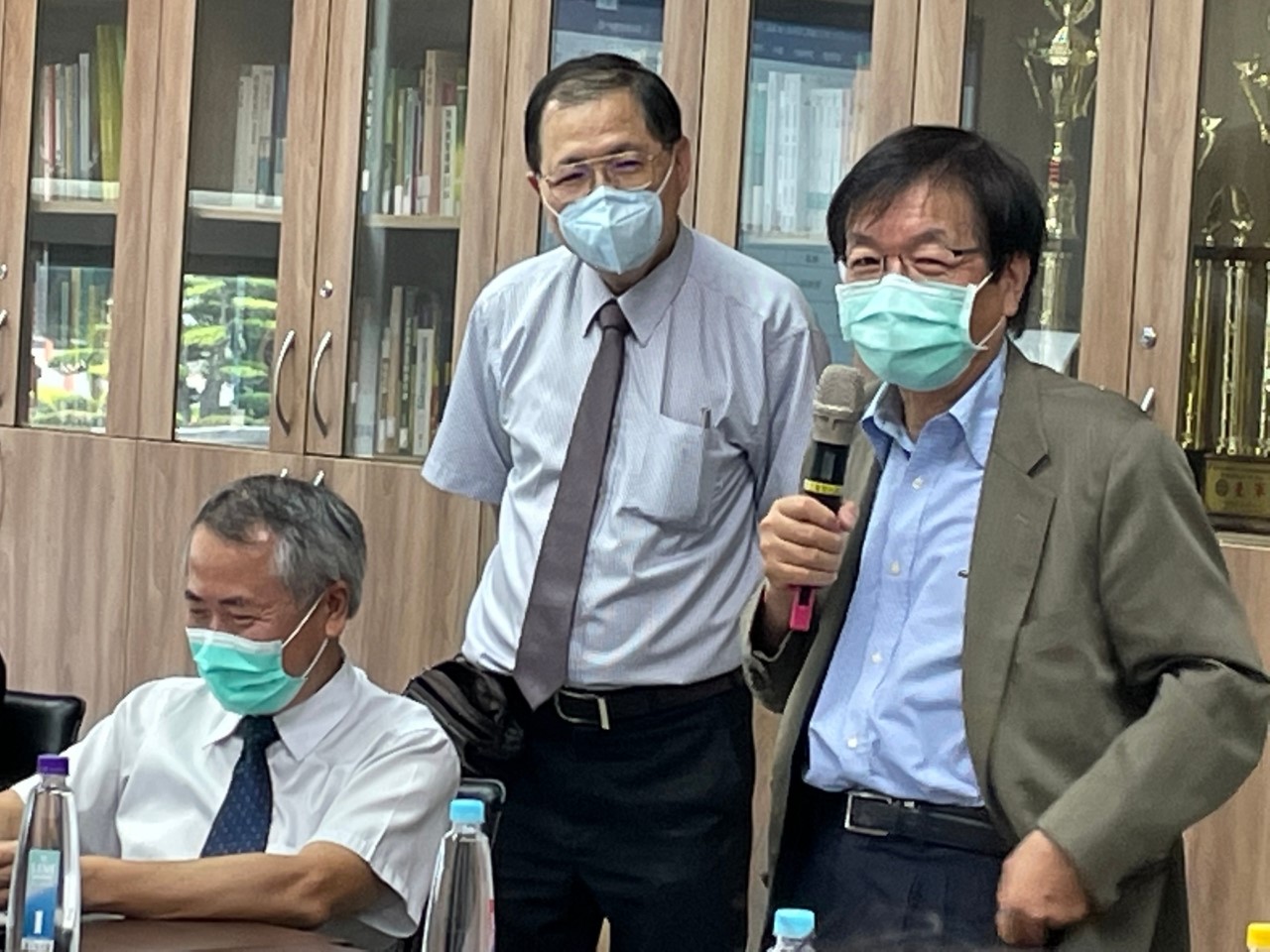 (由左而右)第6屆理事長陳維恭、第5屆理事長陳安琪、第1屆理事長彭慶添,分別發表對亞大校友會的期許