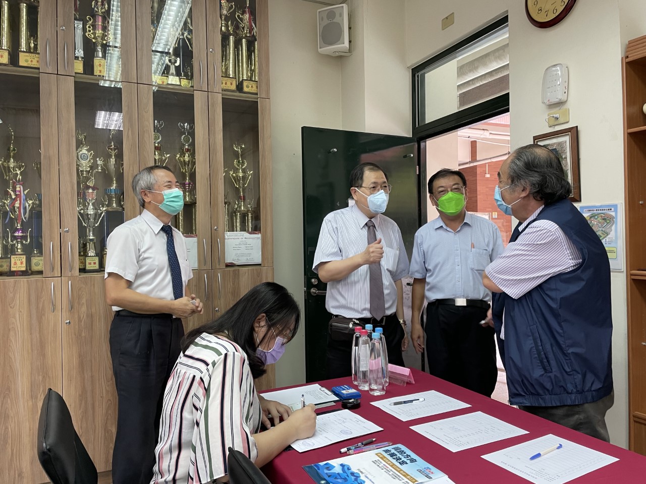 校友會秘書長蔡少洲(右二),與參與校友寒暄