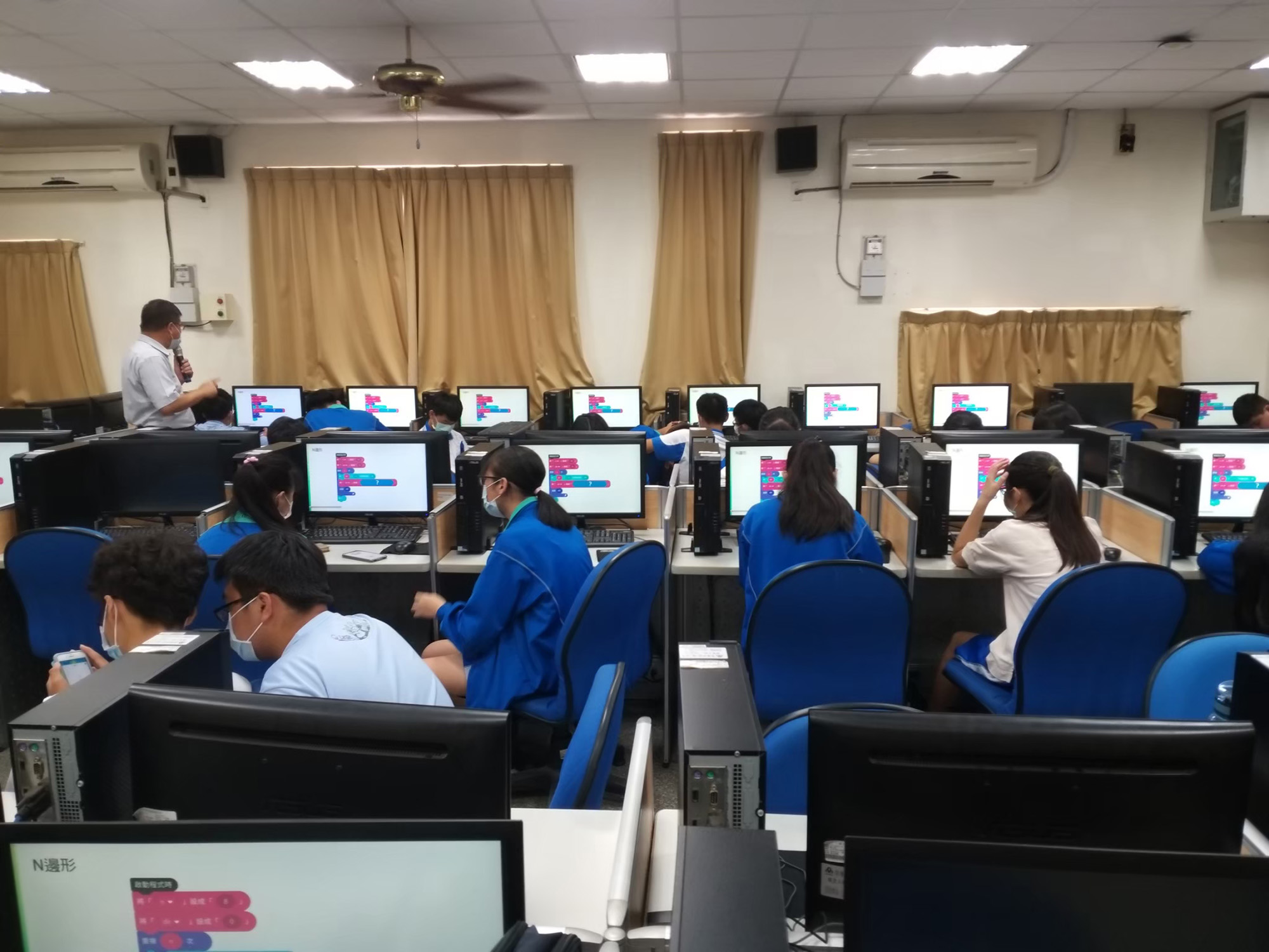 亞大商應系師生,指導有基礎的鹿港高中學生,進行AI進階課程