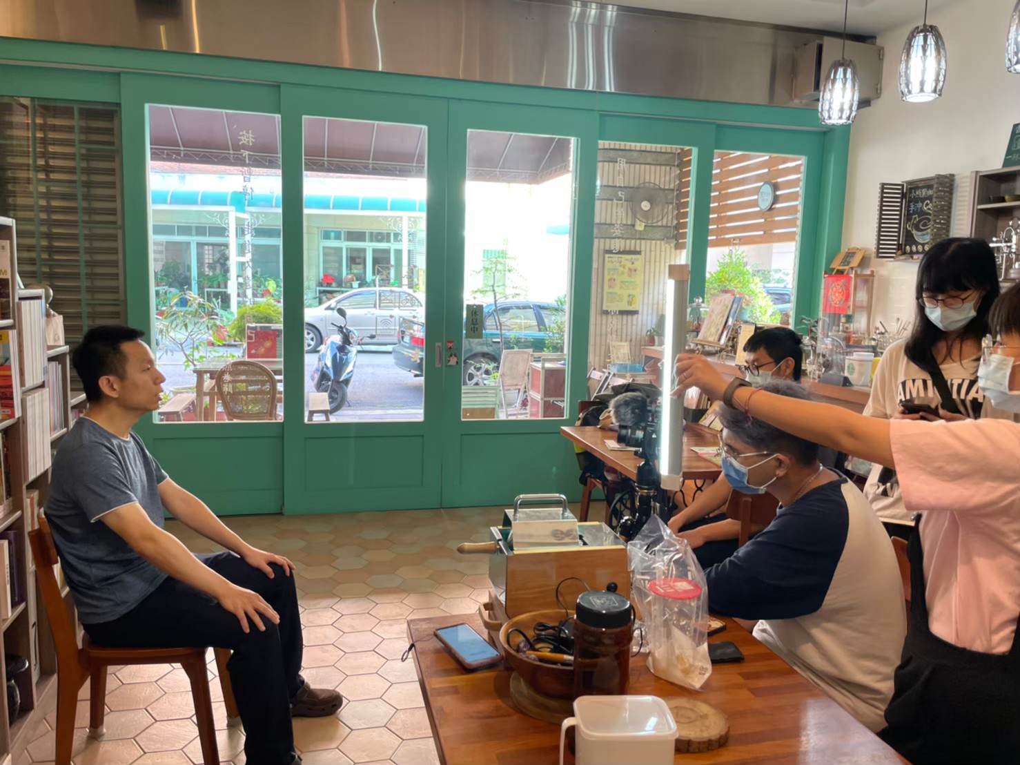 亞大資傳系大一生在「動態攝影與剪輯」課程,深入地方,拍攝屯區在地生活紀實影片