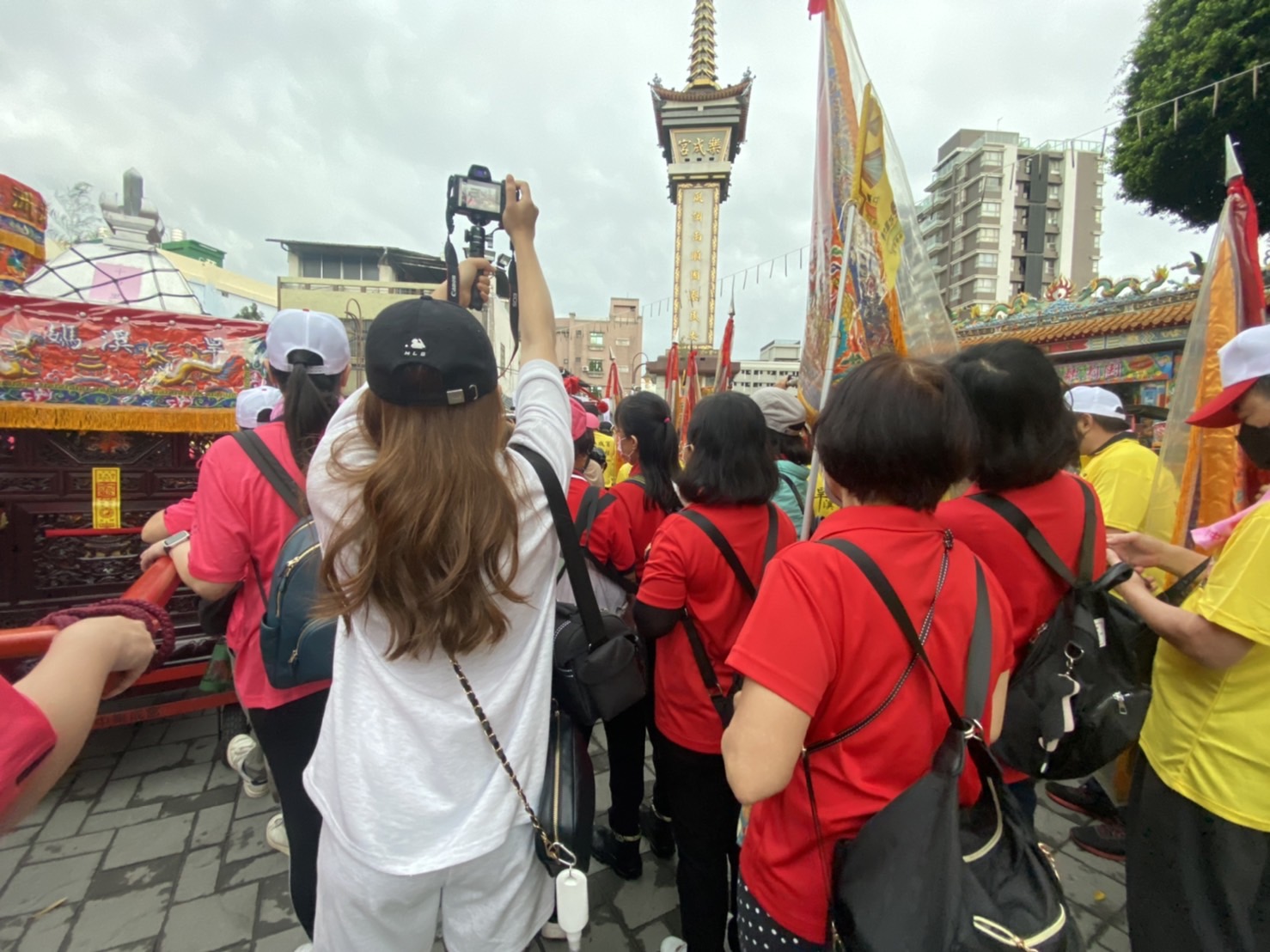 亞大資傳系大一生在「動態攝影與剪輯」課程,參與拍攝旱溪媽祖繞境影片