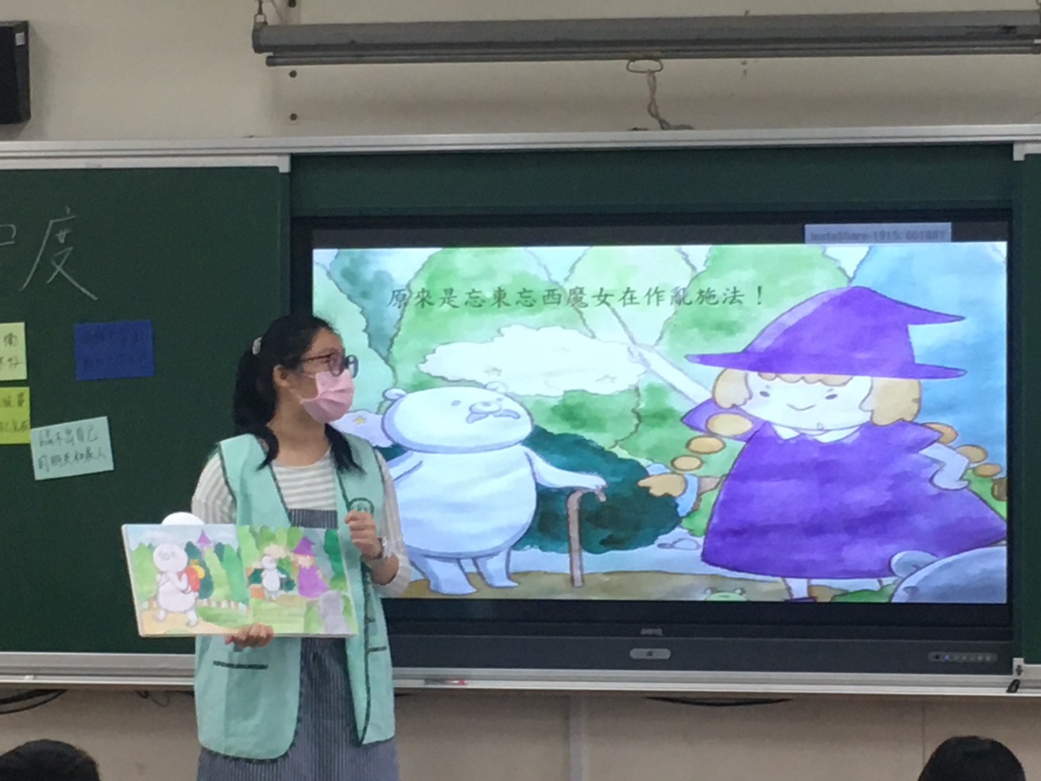 圖為亞大護理系同學,創作失智繪本,以說故事方式,引導國小學童認識失智症