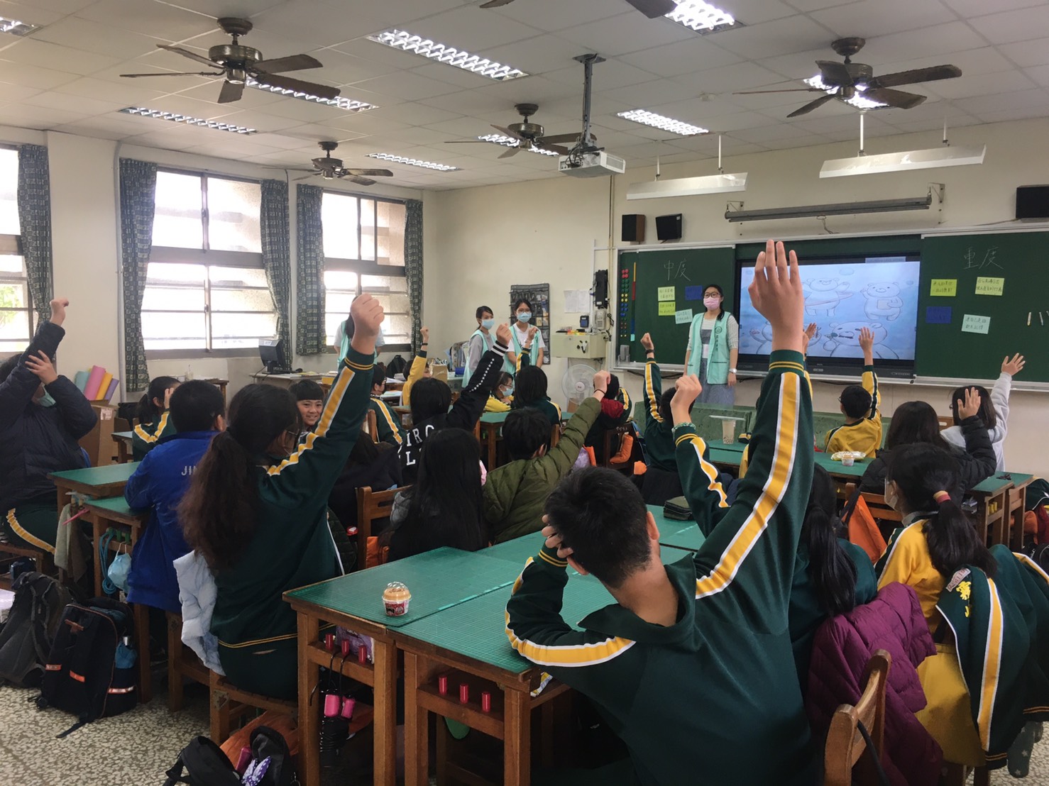 圖為亞大護理系同學,到霧峰地區國小進行失智繪本衛教,學童熱烈參與