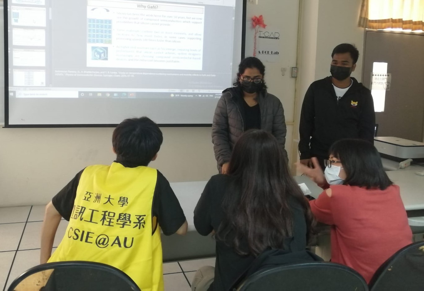 圖為亞大「半導體研發菁英人才專班」,在學校的開放實驗室活動時,帶領同學了解半導體產業的科技與實務