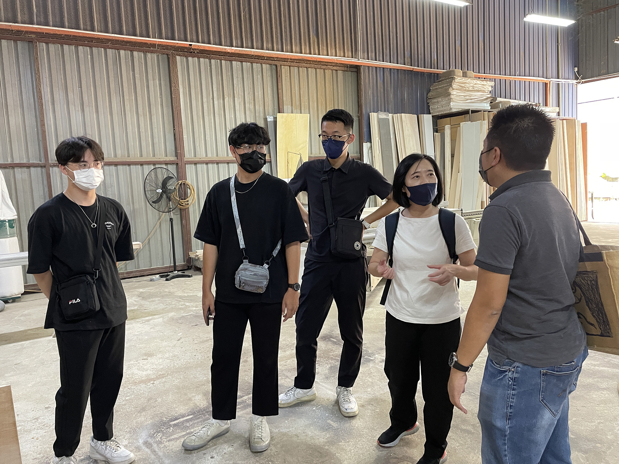 圖為亞大室設系老師林佳慧(右2),帶領實習學生到馬來西亞家具工廠參觀