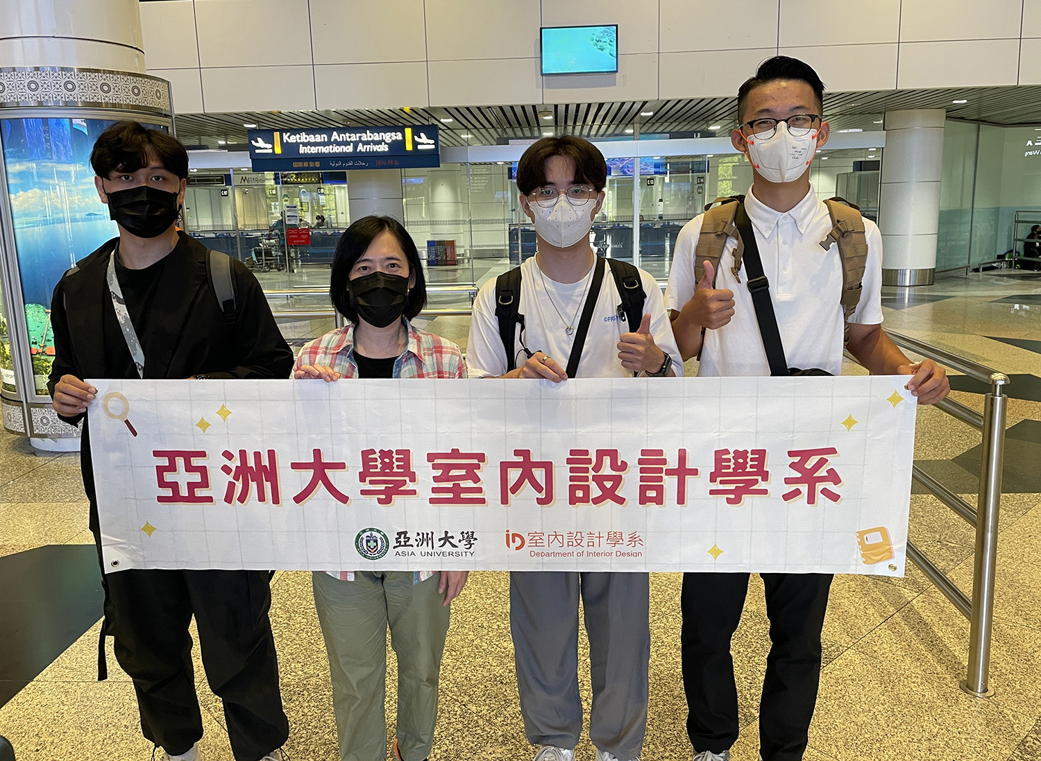 圖為亞大室設系老師林佳慧(左2),帶領3位學生,前往馬來西亞室內家具設計公司實習