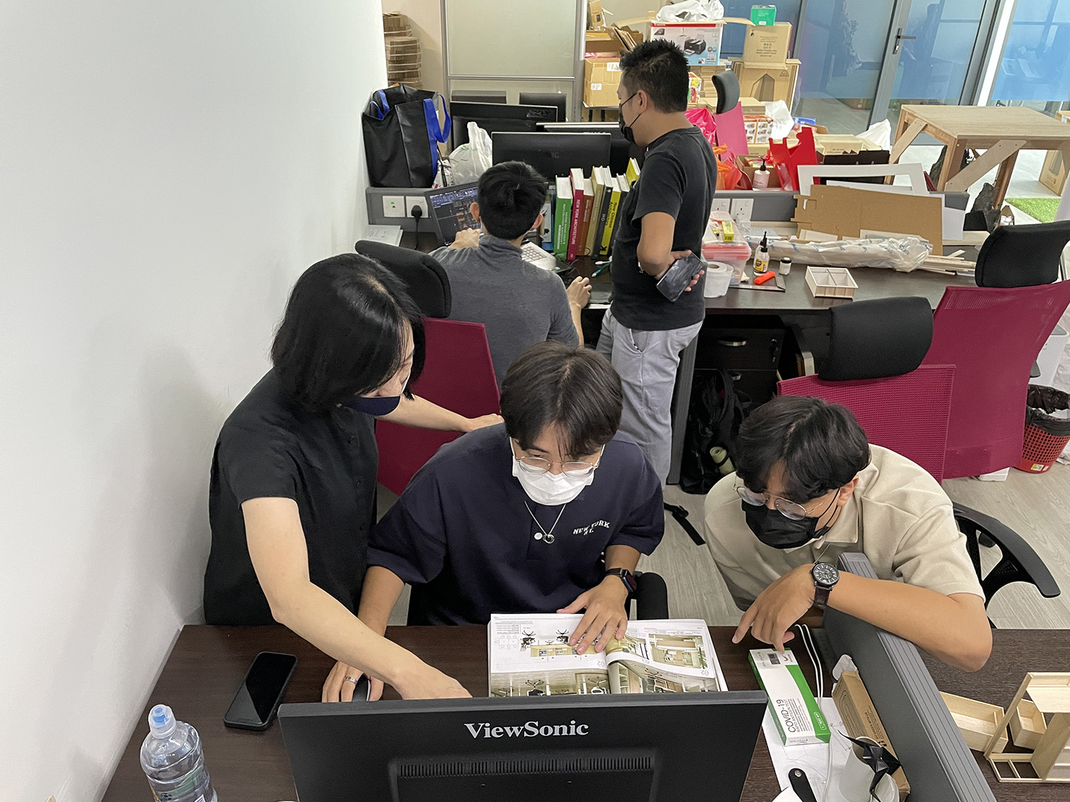 圖為亞大室設系老師林佳慧(左1),在馬來西亞當地,訪視學生實習狀況