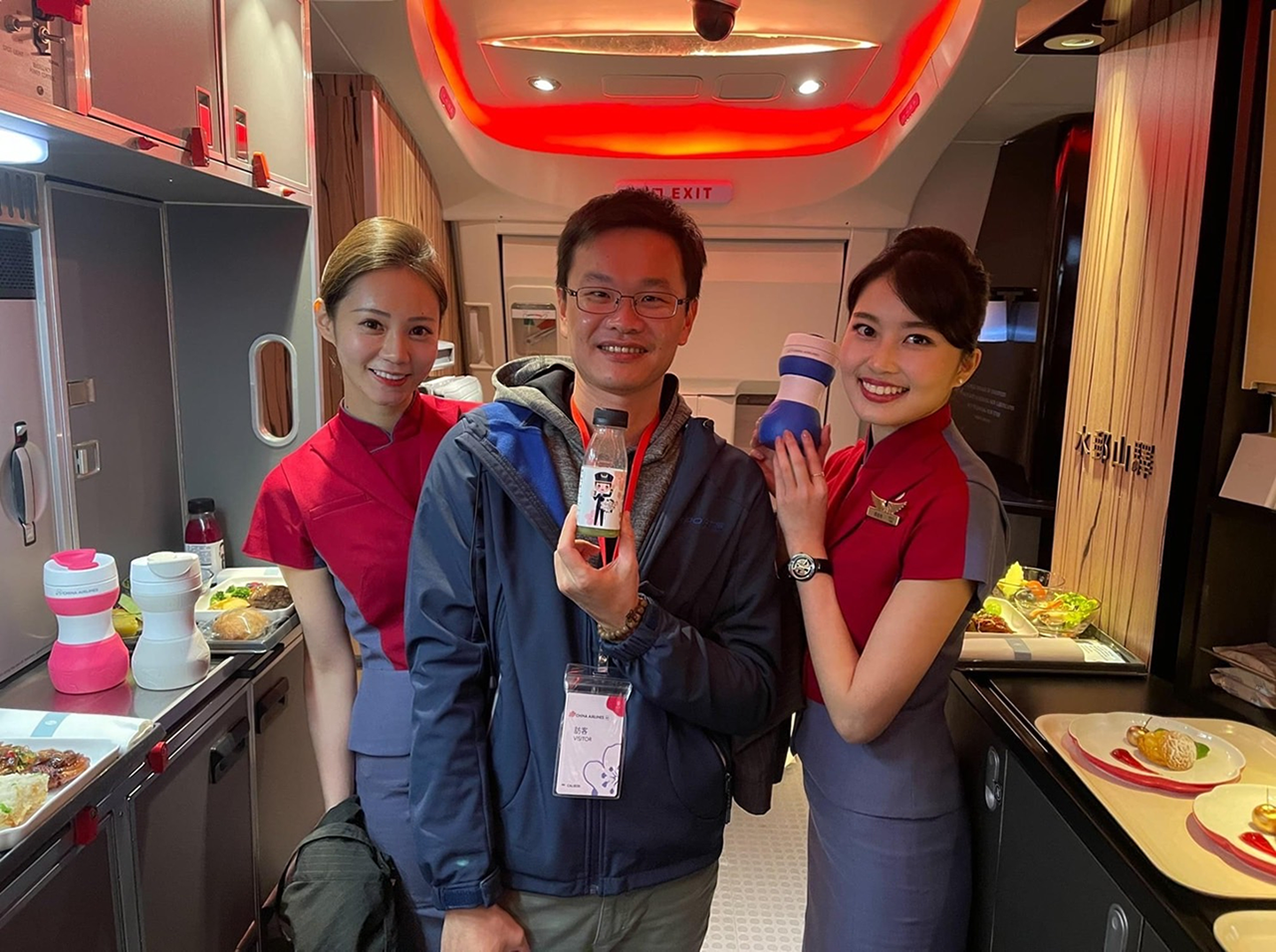 圖為外文系友莊禮揚(中)創冷壓蔬果汁品牌,還打入航空業,成為中華航空商務艙指定迎賓飲料