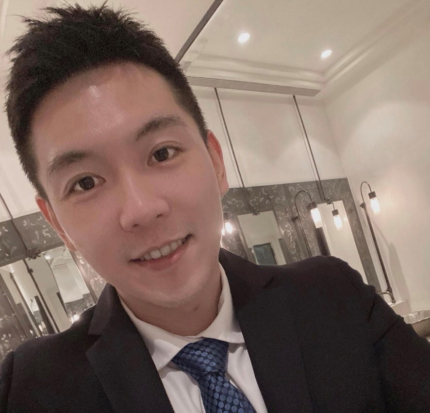 圖為外文系友施能鈦,投入保險業,初期就拿下公司新人三冠王成績