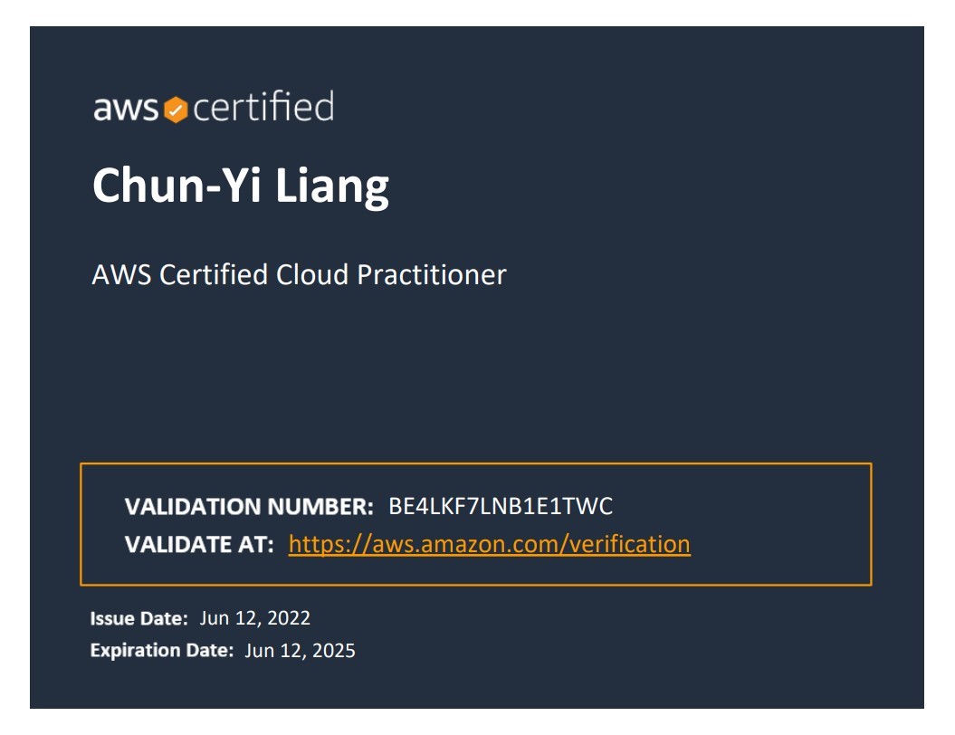 圖為亞大資工系同學梁鈞奕,考取AWS從業人員證照