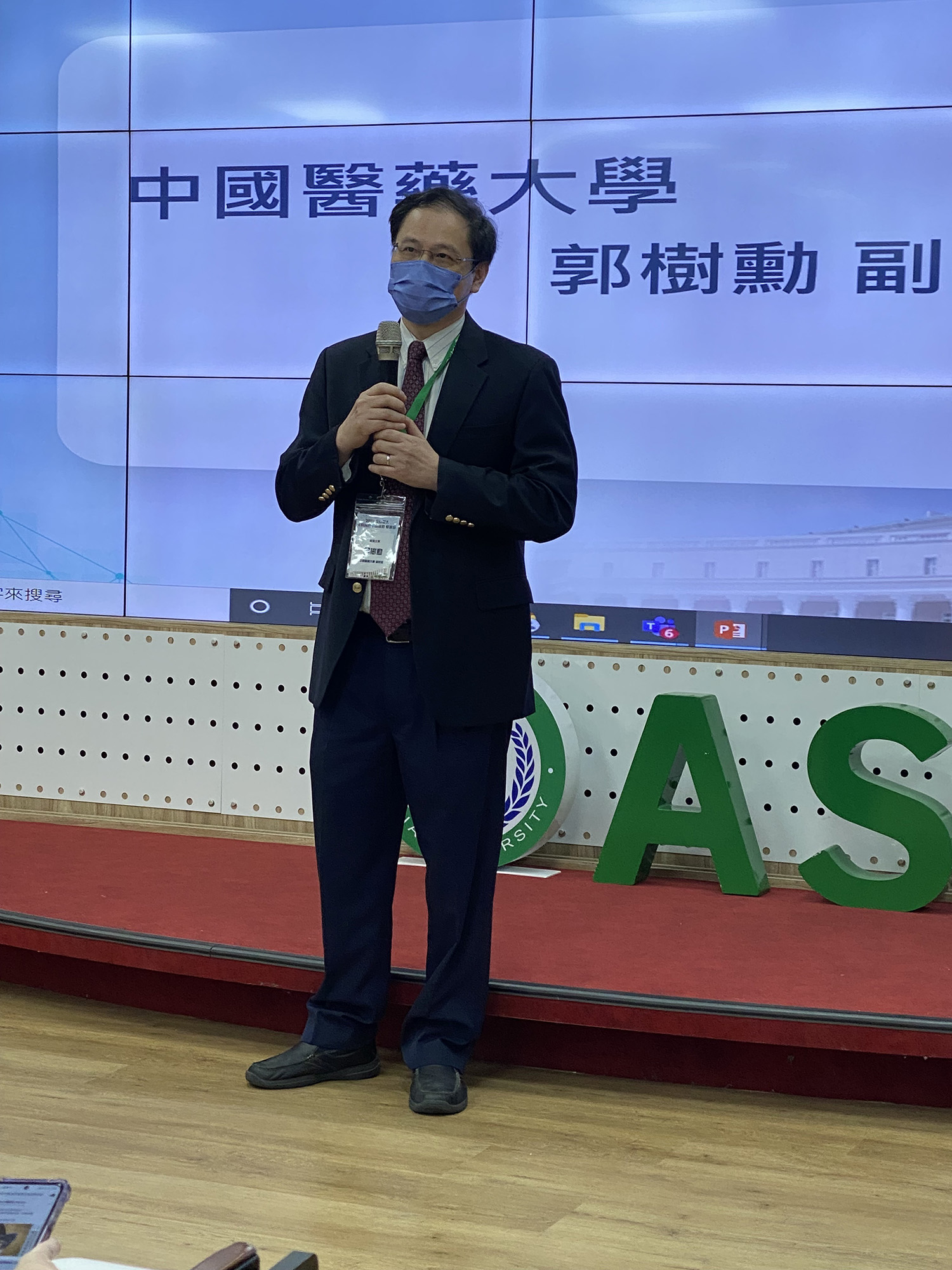 圖為中國醫大副校長郭樹勳指出,這次論壇的探討,攸關全世界的未來