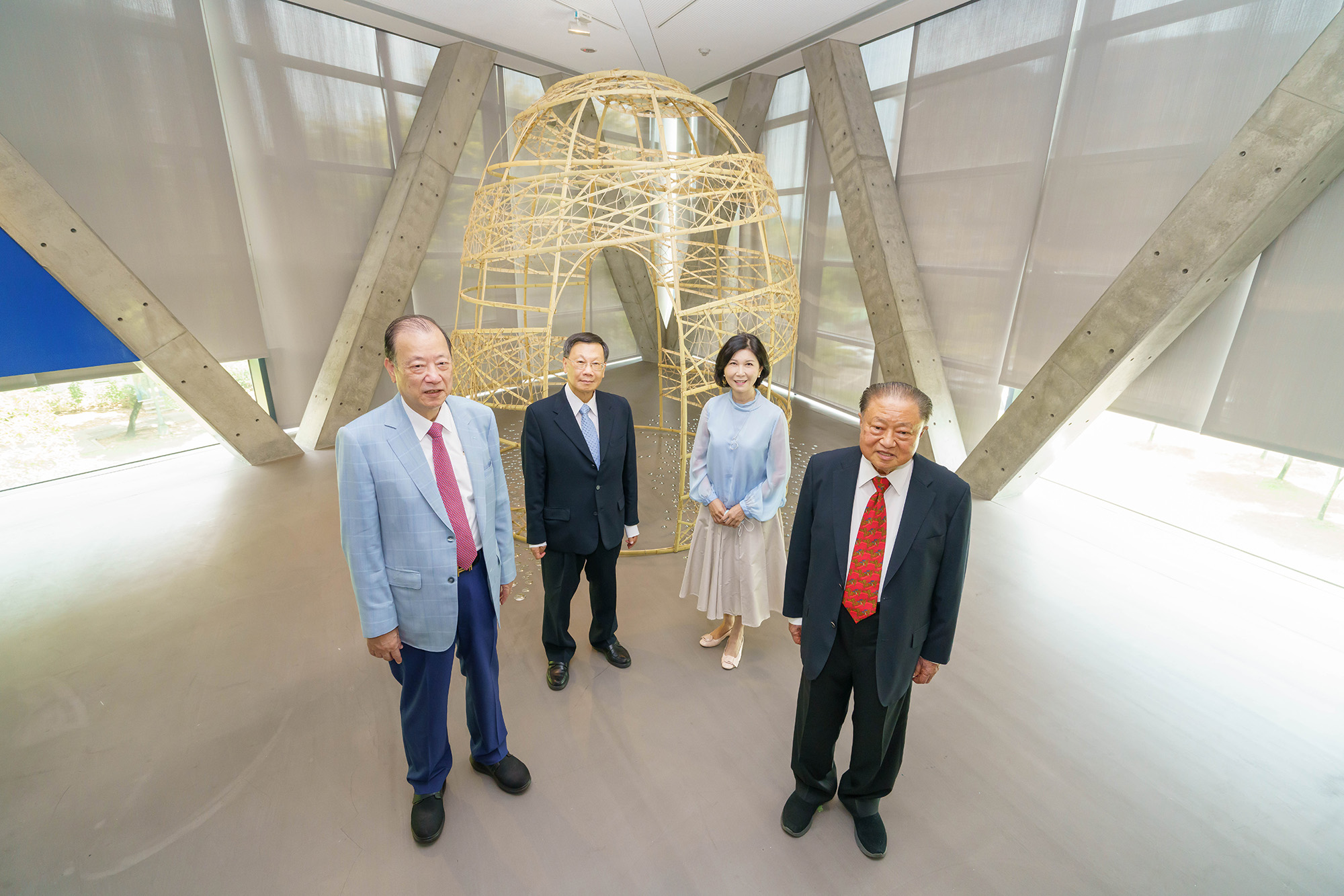 圖為亞大創辦人蔡長海(左前)、台達集團創辦人鄭崇華(右前)、亞大校長蔡進發(左後)、台達基金會副董事長郭珊珊(右後),於「地球.脈動中–生態與藝術特展」中的藝術裝置「孕生」前合影