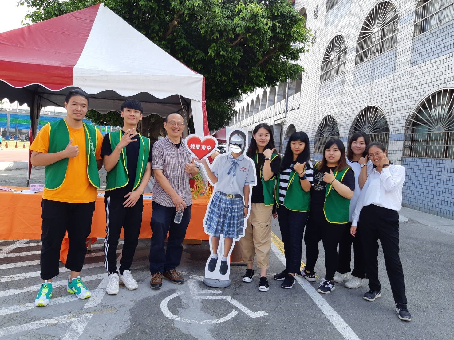 圖為亞大休憩系老師帶領學生,到秀水國中運動會提供實作服務,實踐理論建構創新教學