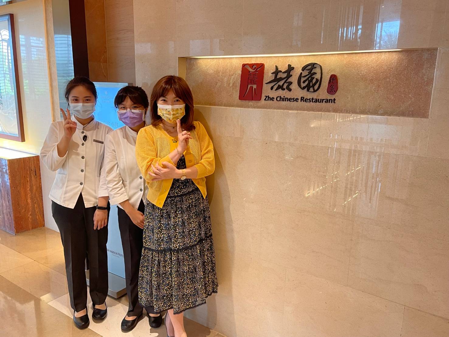 亞大外文系教授吳文琪(右),到裕元花園酒店訪視實習的學生