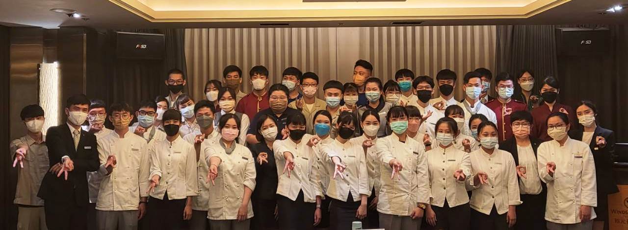 圖為亞大外文系與裕元花園酒店簽訂品牌實習培訓專案合約書,每年都有多位同學前往實習,其中還有2位同學在數十位各校實習生中脫穎而出,獲選優異實習生