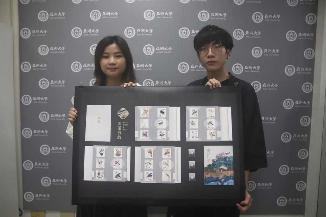 圖為亞大視傳系同學陳郁喬(右)、廖庭羽的「羽茶有約Date with Tea」作品,獲得2022德國紅點傳達紅點獎和美國紐約ADC競賽金獎,雙重肯定