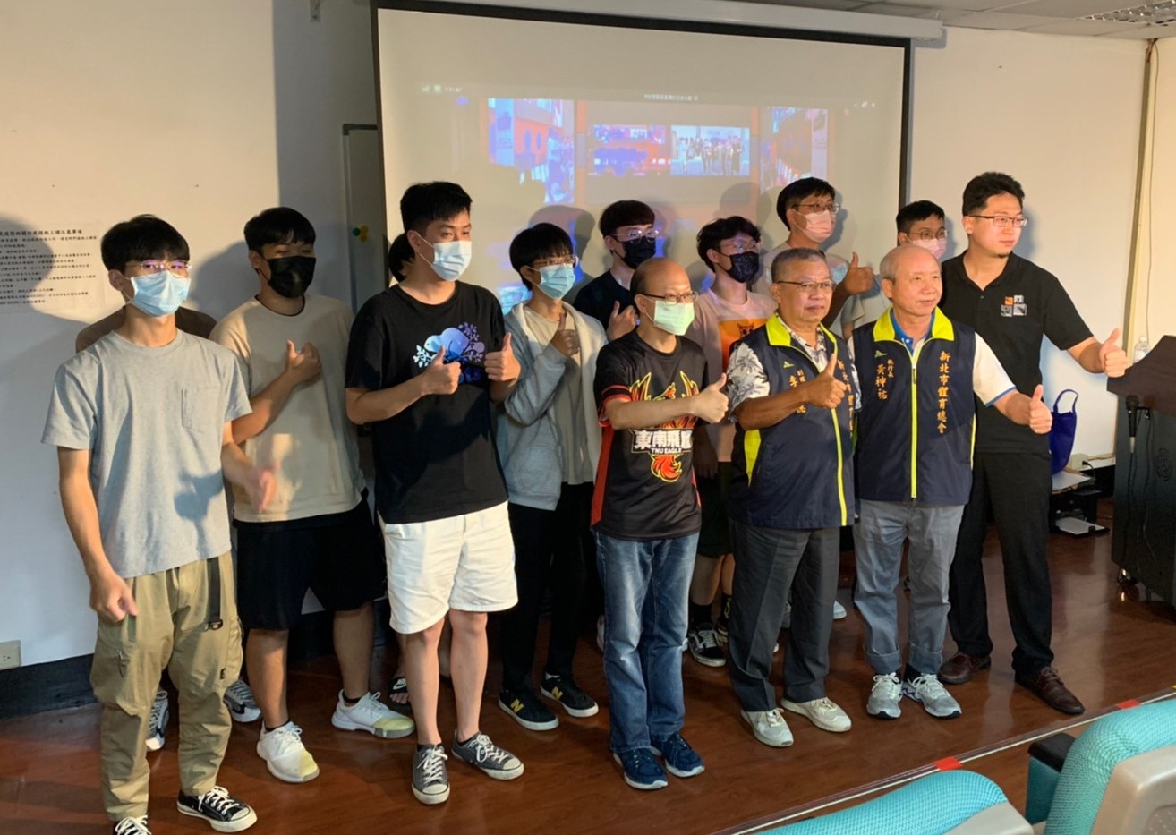 圖為亞大電競社「銜尾蛇」隊,在「第6屆海峽兩岸大學生電子競技大賽」榮獲亞軍後,現場合影。他們有信心,下一次要努力奪冠