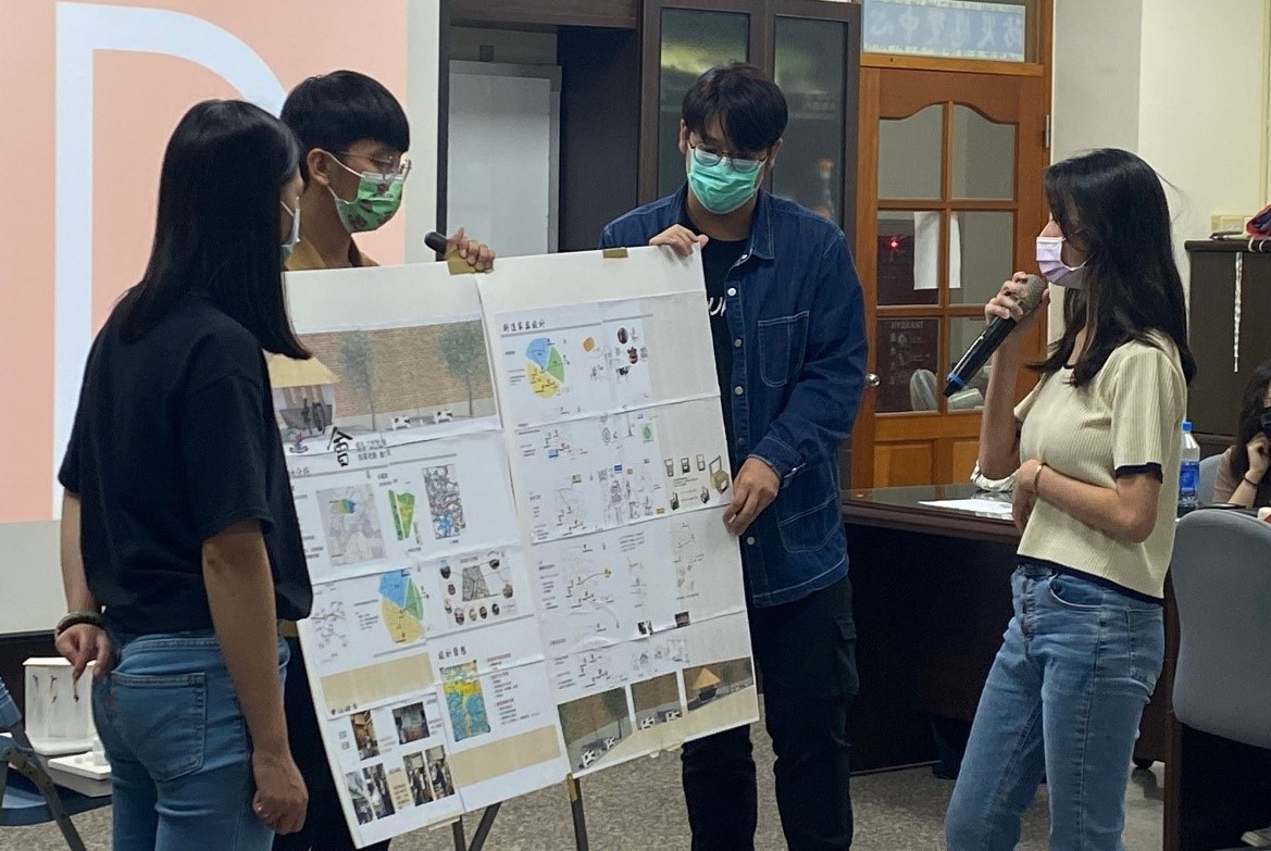 圖為亞大室設系同學,經過3天活動後,分享雲林崙背鄉空間的規劃設計