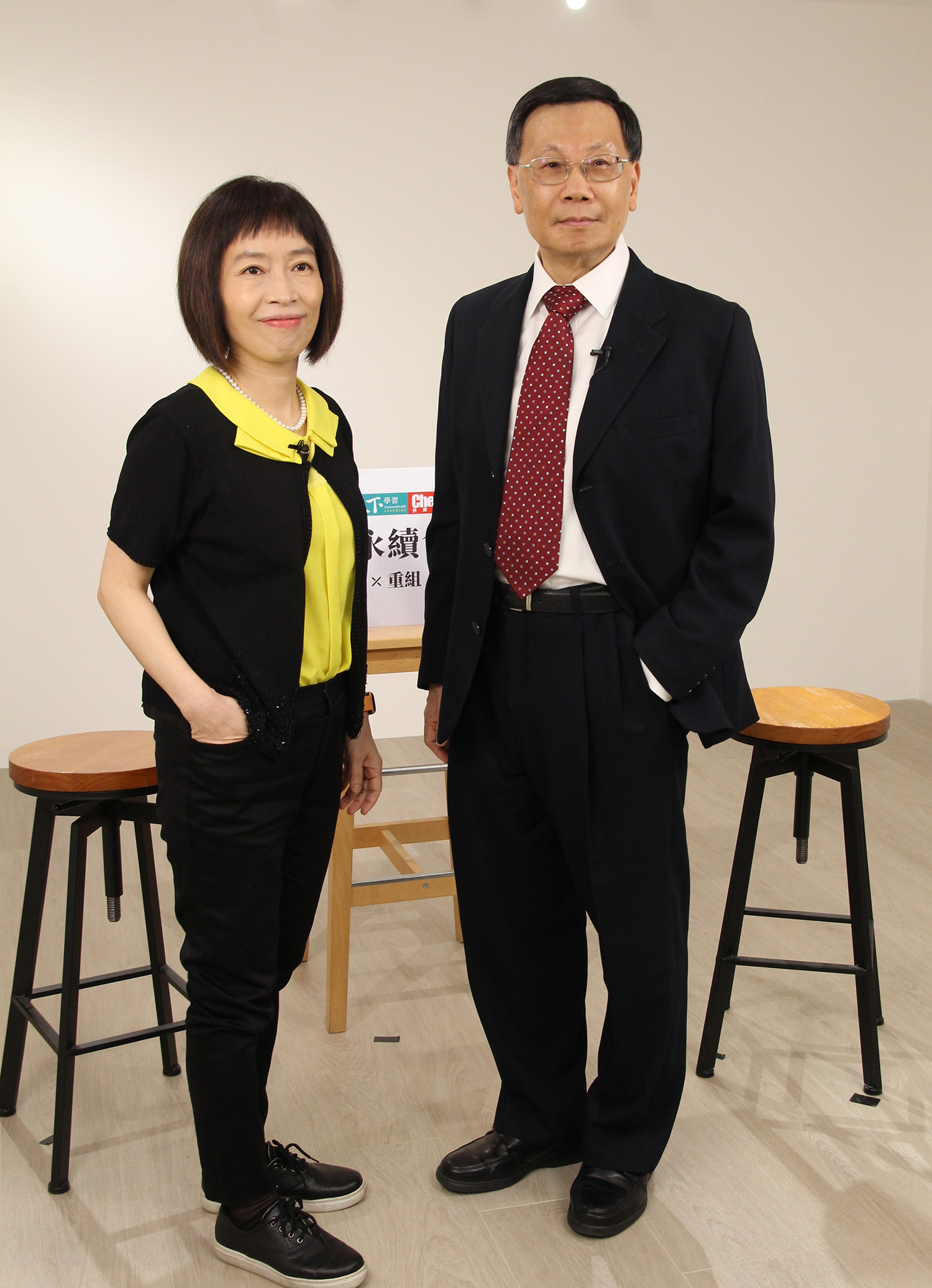 圖為亞洲大學校長蔡進發(右),接受「天下Cheers人才會客室」天下雜誌創意總顧問蕭富元專訪