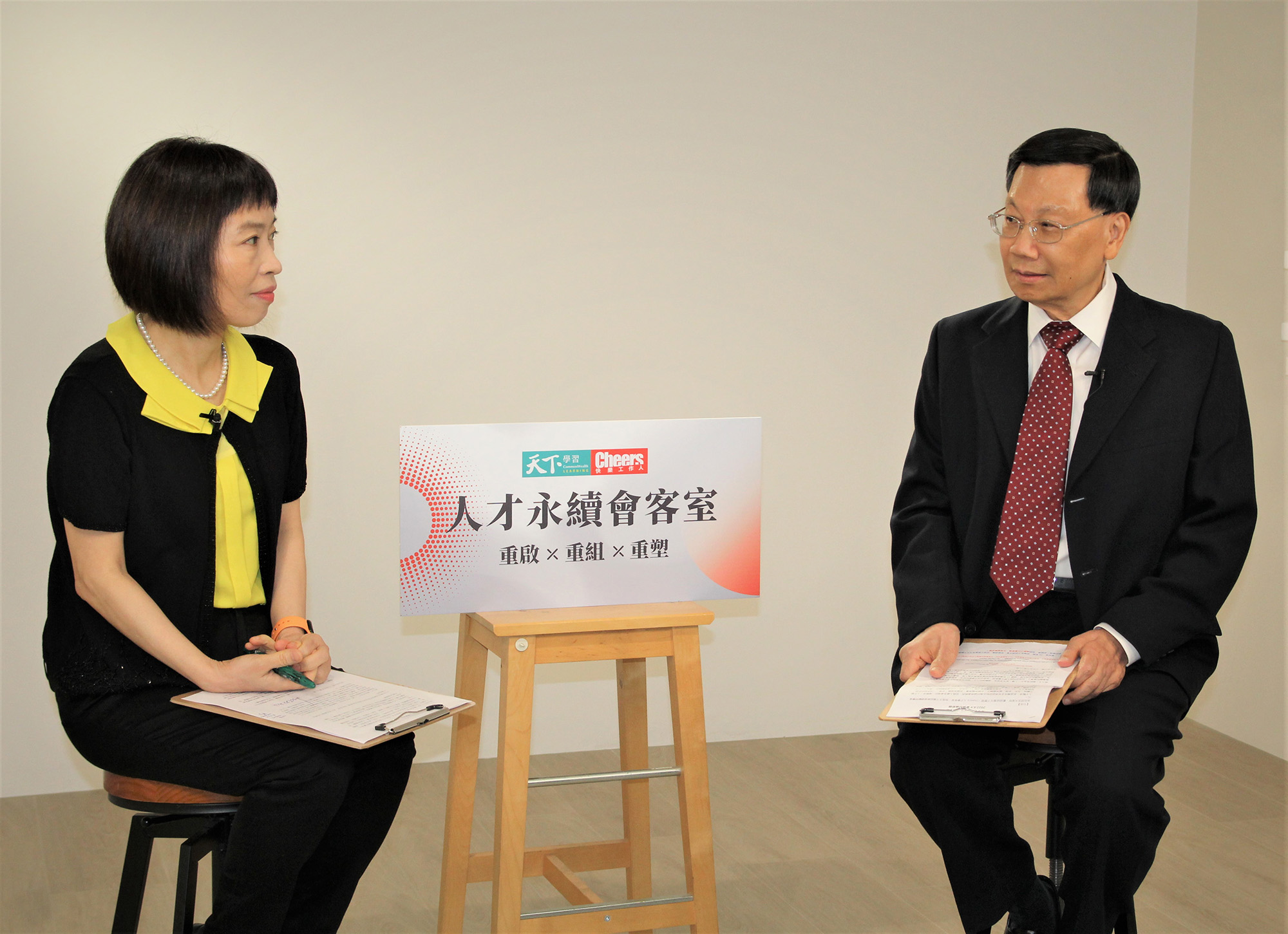 圖為亞洲大學校長蔡進發(右),接受「天下Cheers人才會客室」專訪,提到亞大要讓學生在大學時代,培養一生帶得走的能力