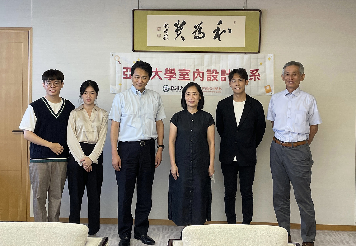 圖為亞大室設系老師林佳慧(右3),帶領3位實習同學謝笙堯(右2)、吳洪俊(左1)、林筠軒(左2),拜會日本京都亀岡市長桂川孝裕(左3)