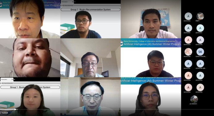 圖為亞大資電學院院長許慶賢(右上)表示,資電學院經過5年的AI教學經驗,有深厚的全英語AI教學環境,外籍生人數逐年成長