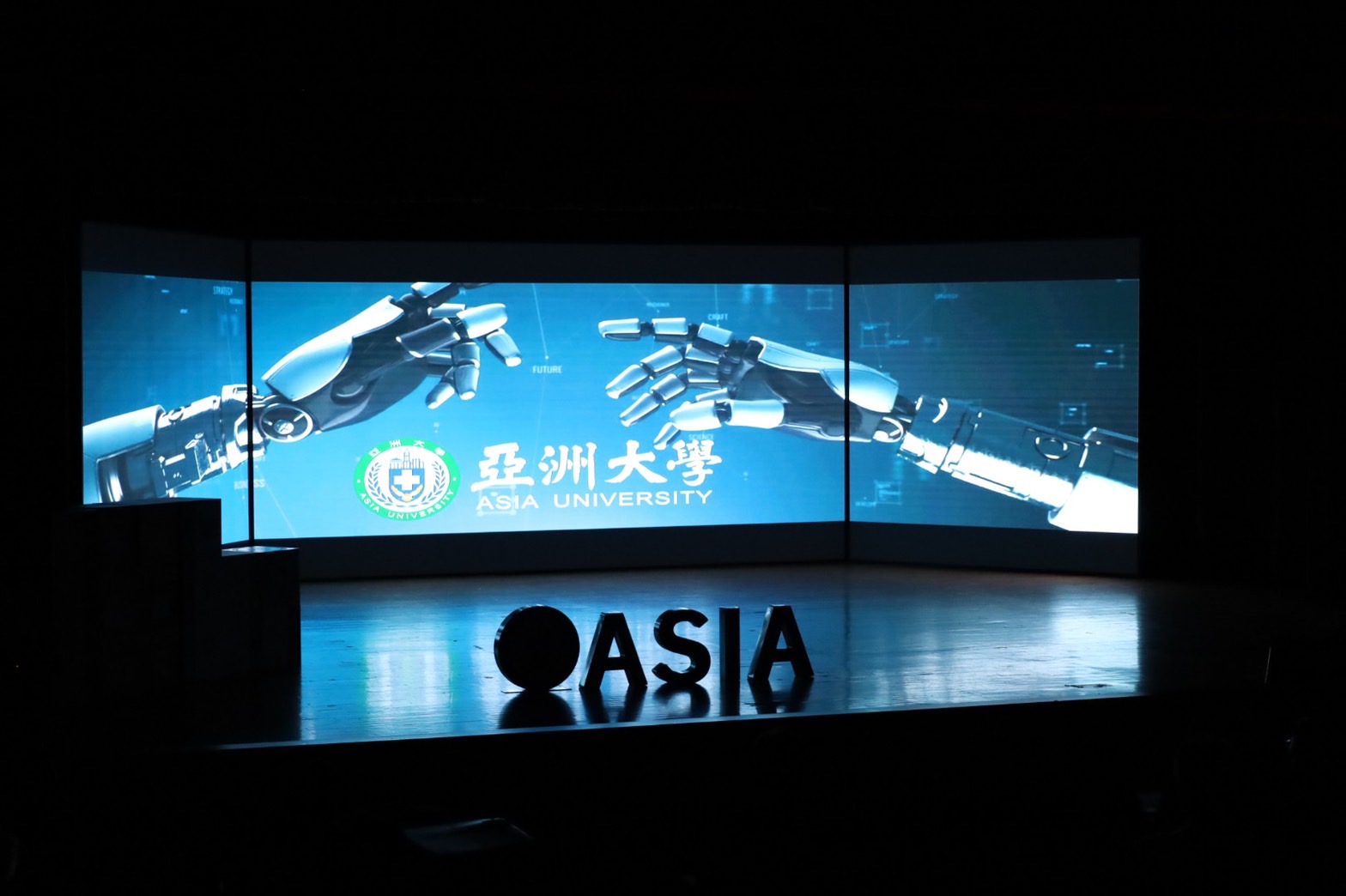 圖為今年的亞大共識營,開場以元宇宙攝影棚打造未來感,呼應學校的教學主題