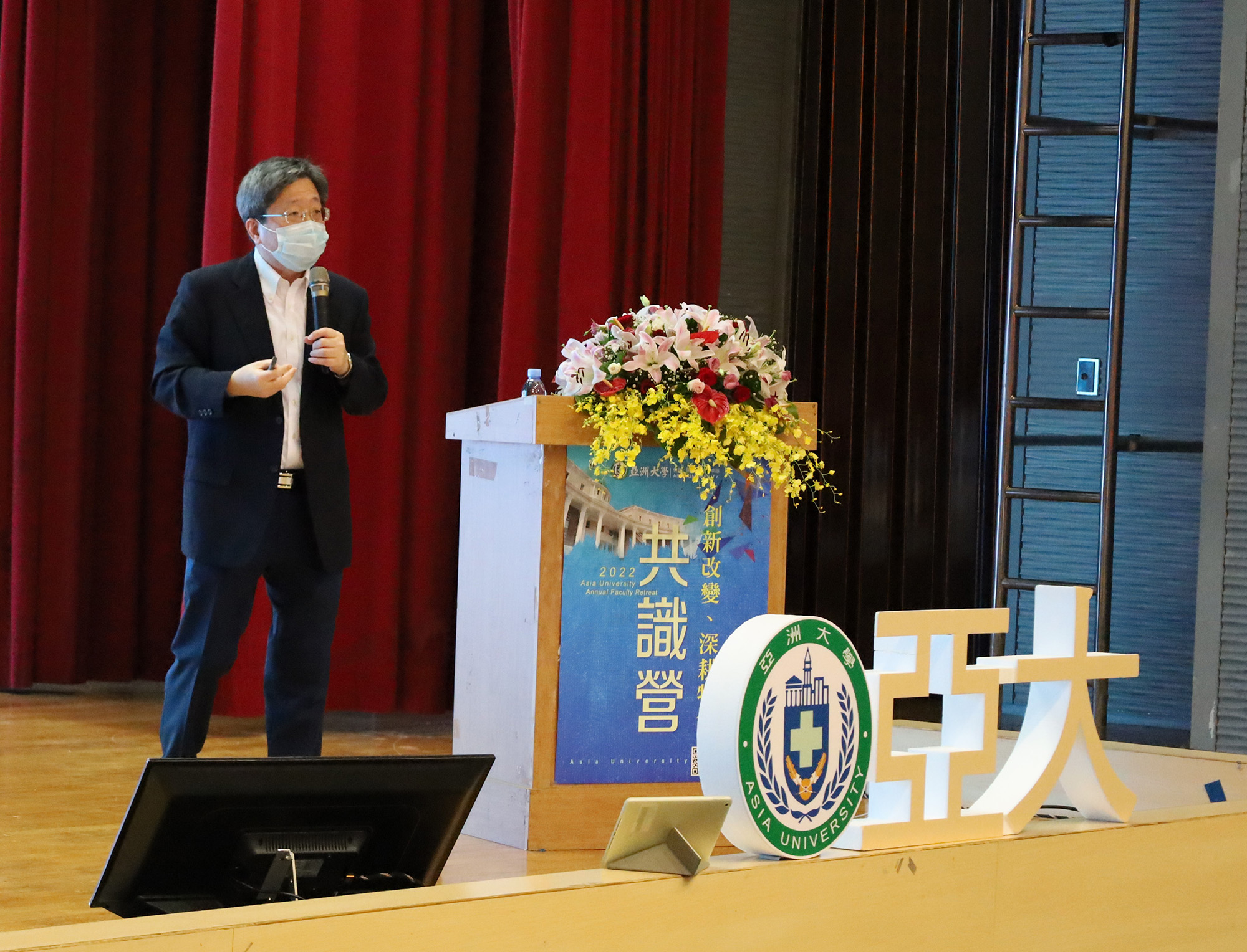 圖為中國醫大產學長莊曜宇的專題演講,談「新創及產學合作之路」