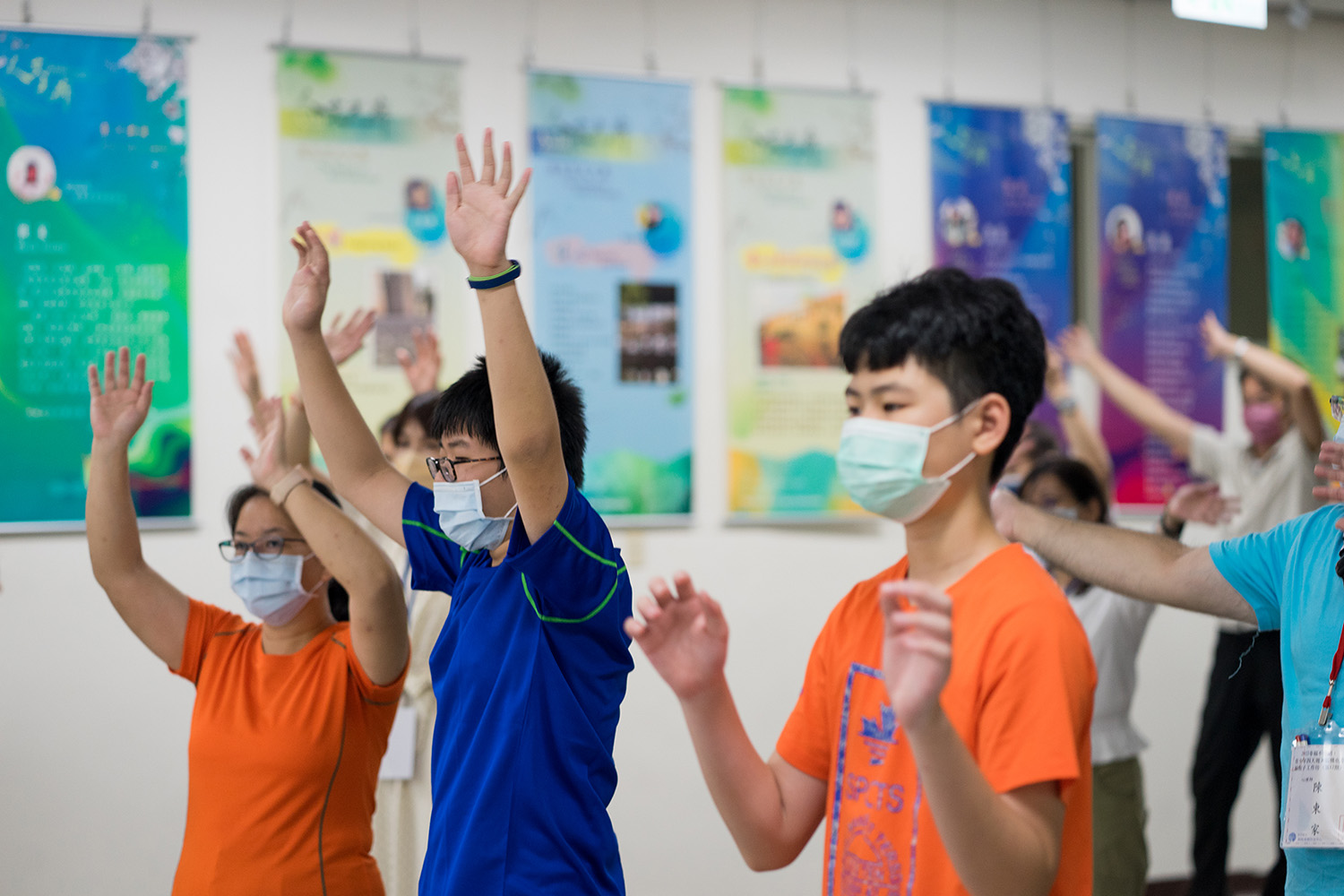 圖為在「青少年關機也幸福親子工作坊」中,家長和青少年學員一同參與,學習親子溝通