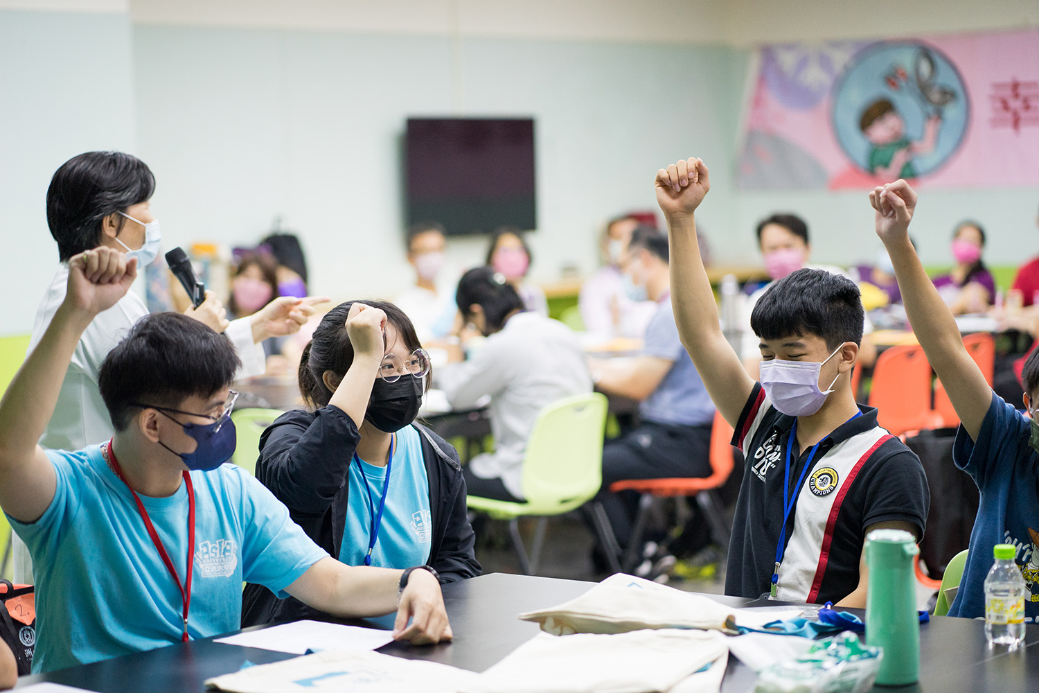 圖為在「青少年關機也幸福親子工作坊」中,學員踴躍參與團體活動