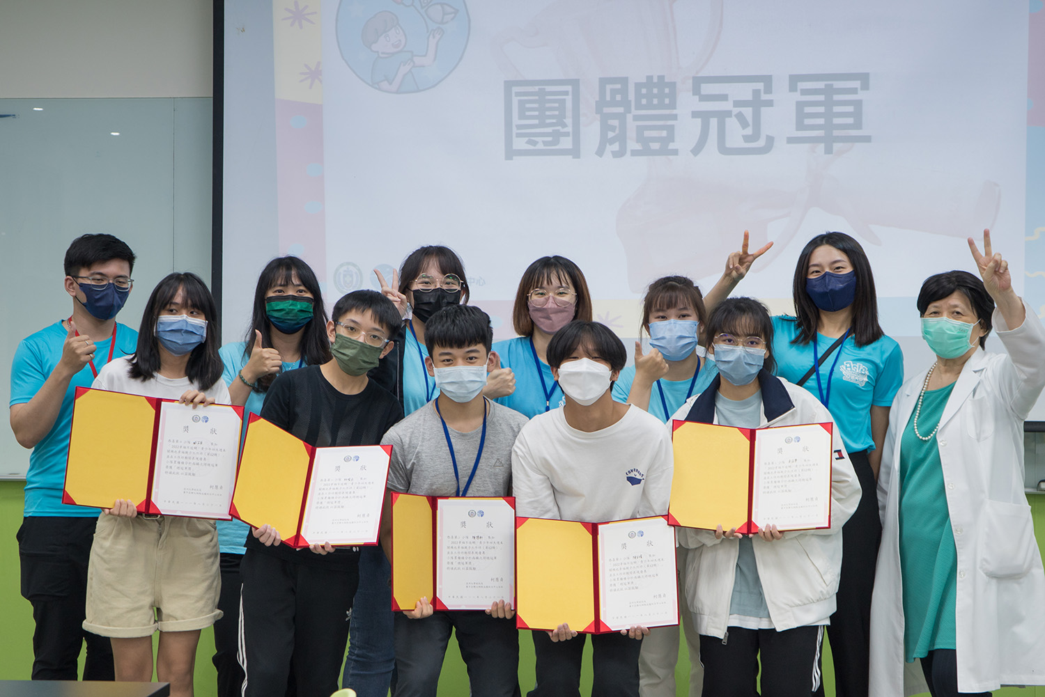 圖為在「青少年關機也幸福親子工作坊」中,亞大副校長兼網癮防治中心主任柯慧貞(右)表揚表現優異的隊伍