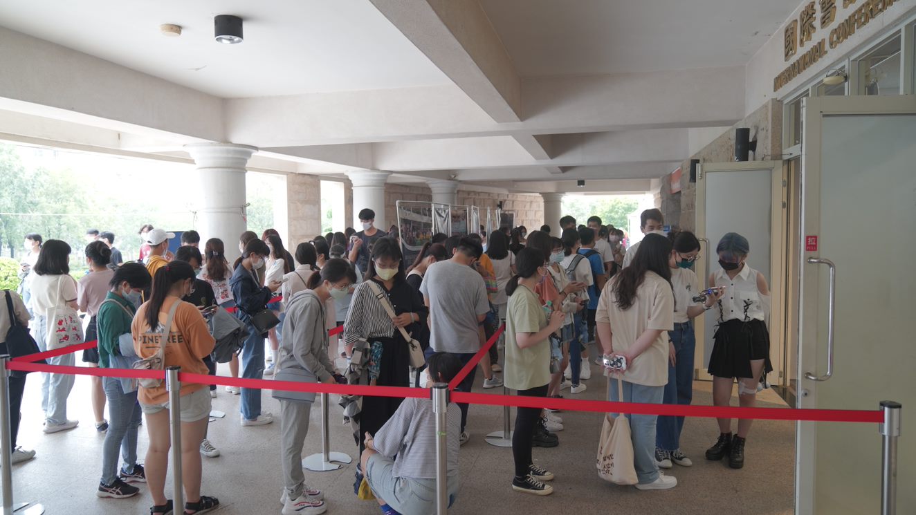 圖為亞大新生周舉辦各式活動,吸引大批亞大新鮮人參與