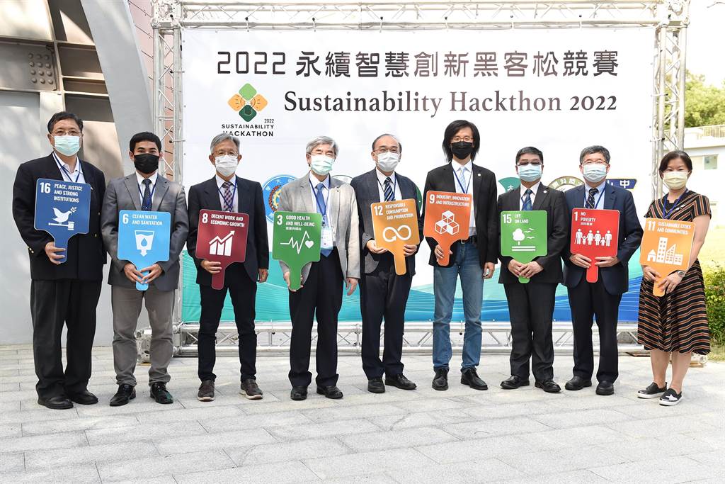 圖為中部8校簽署MOU合作備忘錄,亞大由電資學院院長許慶賢(左2)代表出席,希望透過跨校、跨域合作,培養具創新及競爭力的人才