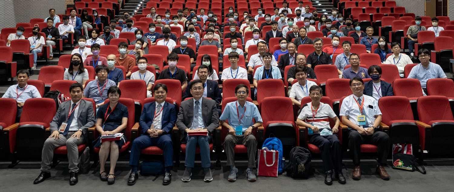 圖為參與MC&WASN2022實體研討會,包括:(前排由左至右)亞大資電學院院長許慶賢、農委會主任蕭柊瓊、宜大副校長陳威戎、東華大學校長趙涵捷、陽明交大院長曾煜棋、清大教授許健平、亞大資訊長陳懷恩