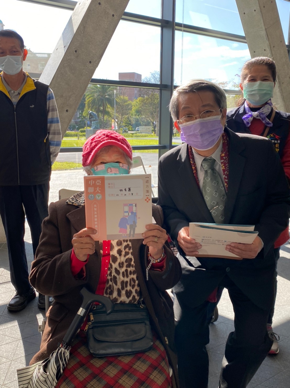圖為霧峰北柳失智關懷據點長輩,根據醫師所開具的「失智診斷書」,再由亞美館發給的「藝術處方箋」,免費進入亞美館觀展