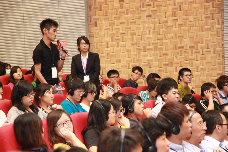 亞洲大學國企系陳禹任同學(持麥克風者)向諾貝爾獎大師提問,親近大師學習。