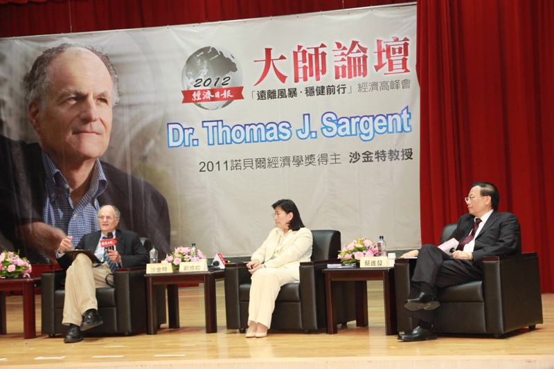 沙金特博士以「全球經濟面臨的新挑戰-通膨隱憂浮現?」為題演講,勉勵同學,找到興趣,並不斷投資自己。